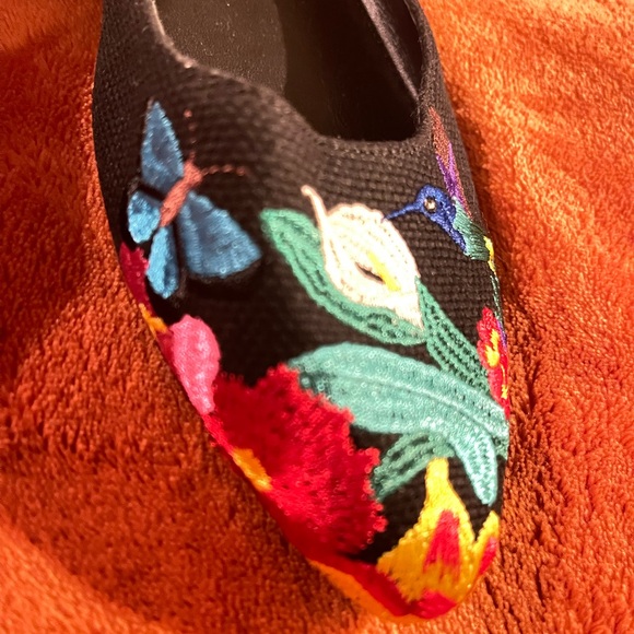 Nine West Black Embroidered flats - Picture 3 of 6